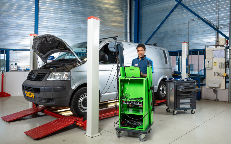 Bosch Car Service monteur werkt aan een bedrijfswagen